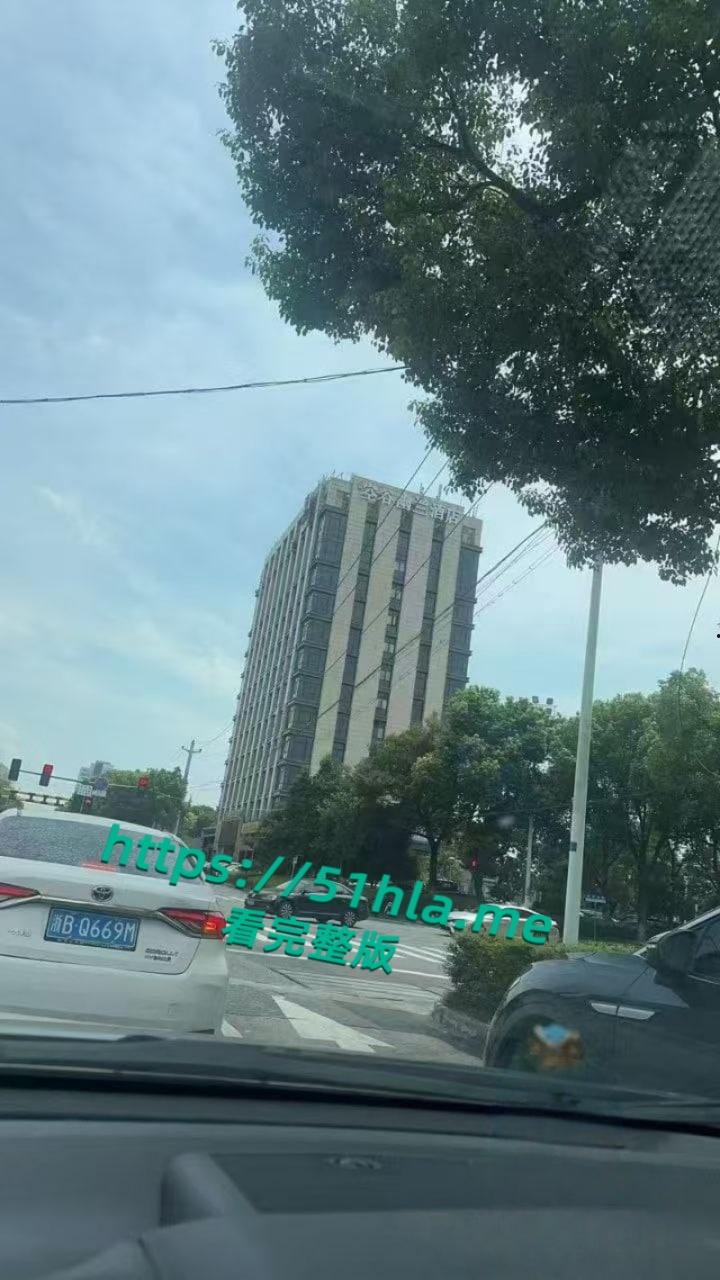 群里找兄弟一起捉奸现场实录,绿帽男花了50万彩礼娶的老婆,没几天就出轨被抓!-4