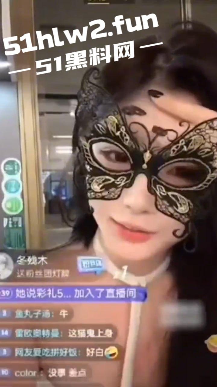 376W粉丝网红【陈佳琪】绝美颜值极品尤物,肌肤白嫩身材一流奶大臀翘腿长逆天直播间抱猫结果惨遭露点。-4