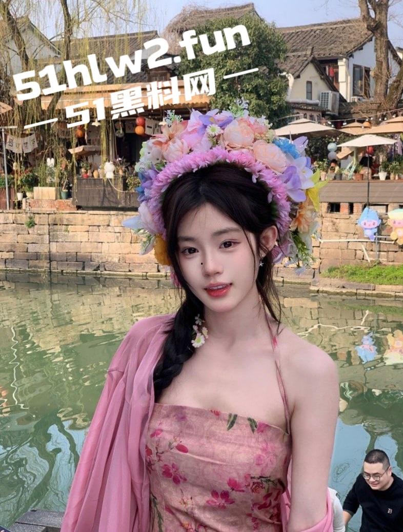 376W粉丝网红【陈佳琪】绝美颜值极品尤物,肌肤白嫩身材一流奶大臀翘腿长逆天直播间抱猫结果惨遭露点。-7