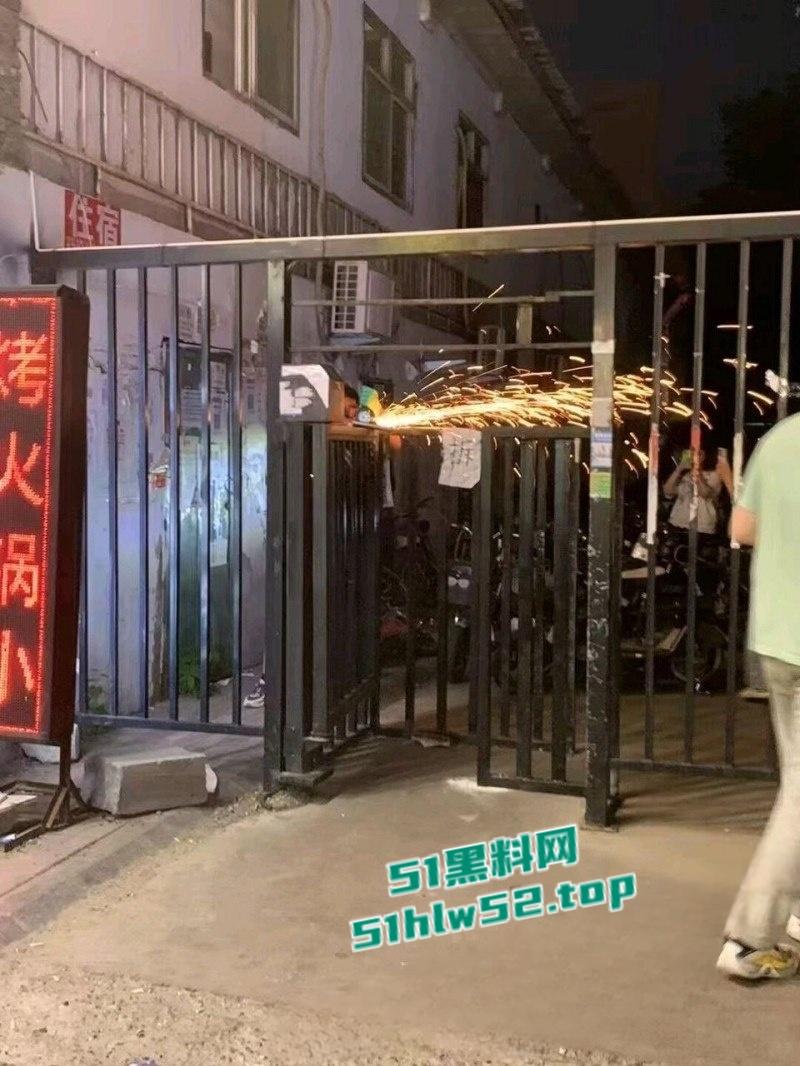 石家庄铁道大学东门事件，学生办公室讨要说法，被多名校领导拘禁殴打，全程被直播记录！-16