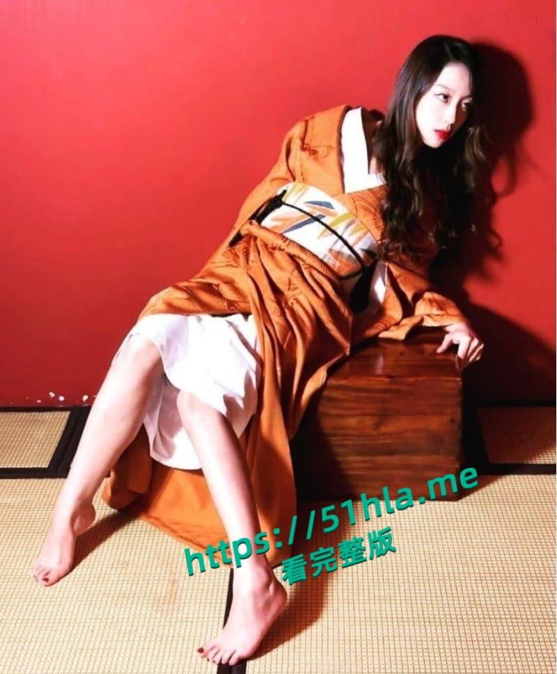 推特女神【图图TUTU】高颜值外表写真模特,私下却是只极品反差母狗,阴毛茂盛性欲爆炸高价付费门槛福利流出!-12