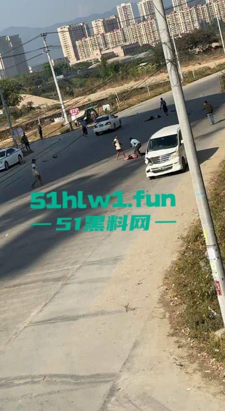 缅甸发生严重车祸 据悉是园区管理员木姐 骑电瓶车出门时 被飞速行驶的面包车撞飞 这就是恶有恶报?-1