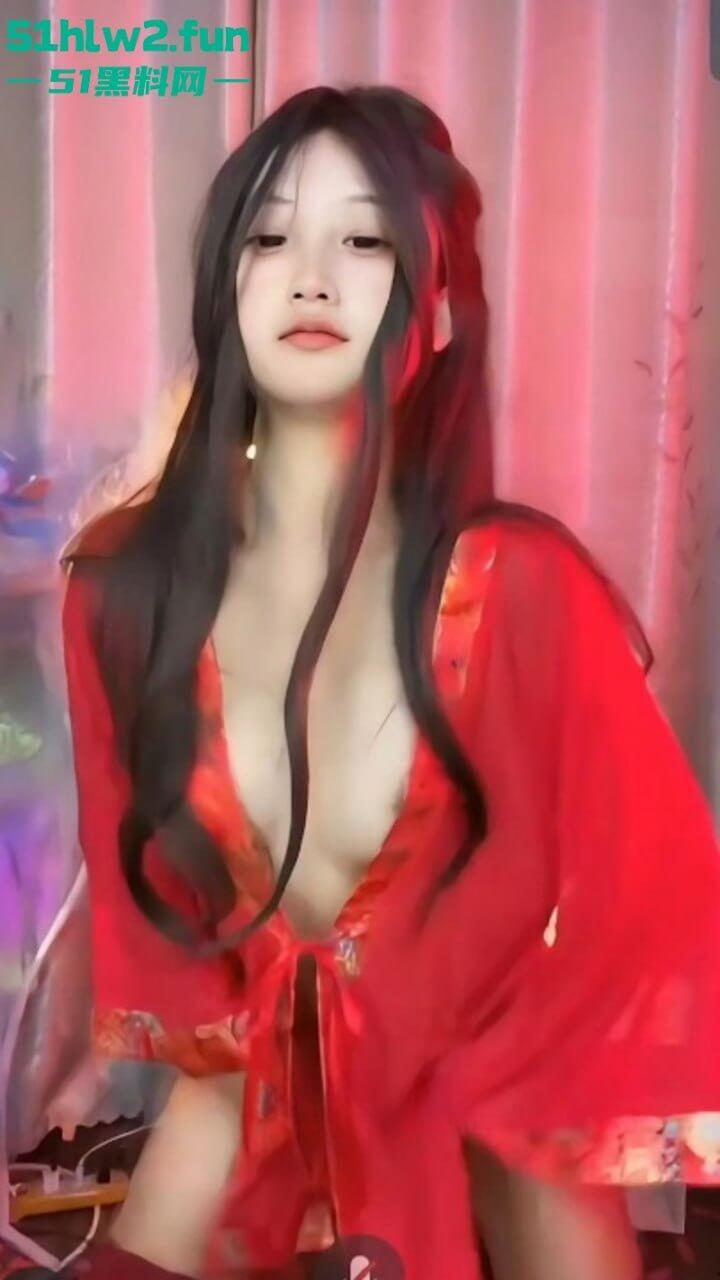 抖音网红【胖狗崽】聊天室露奶直播回放,性感尤物半遮半掩大跳浪舞故意露点馋坏直播间大哥。-1