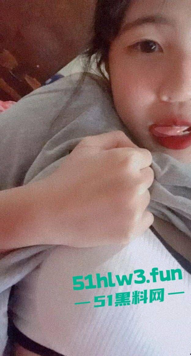 反差母狗学生妹【任荣华】身材娇小纤细小嫩妹,私下母狗一条各种自拍勾引金主骚的没边了。-4