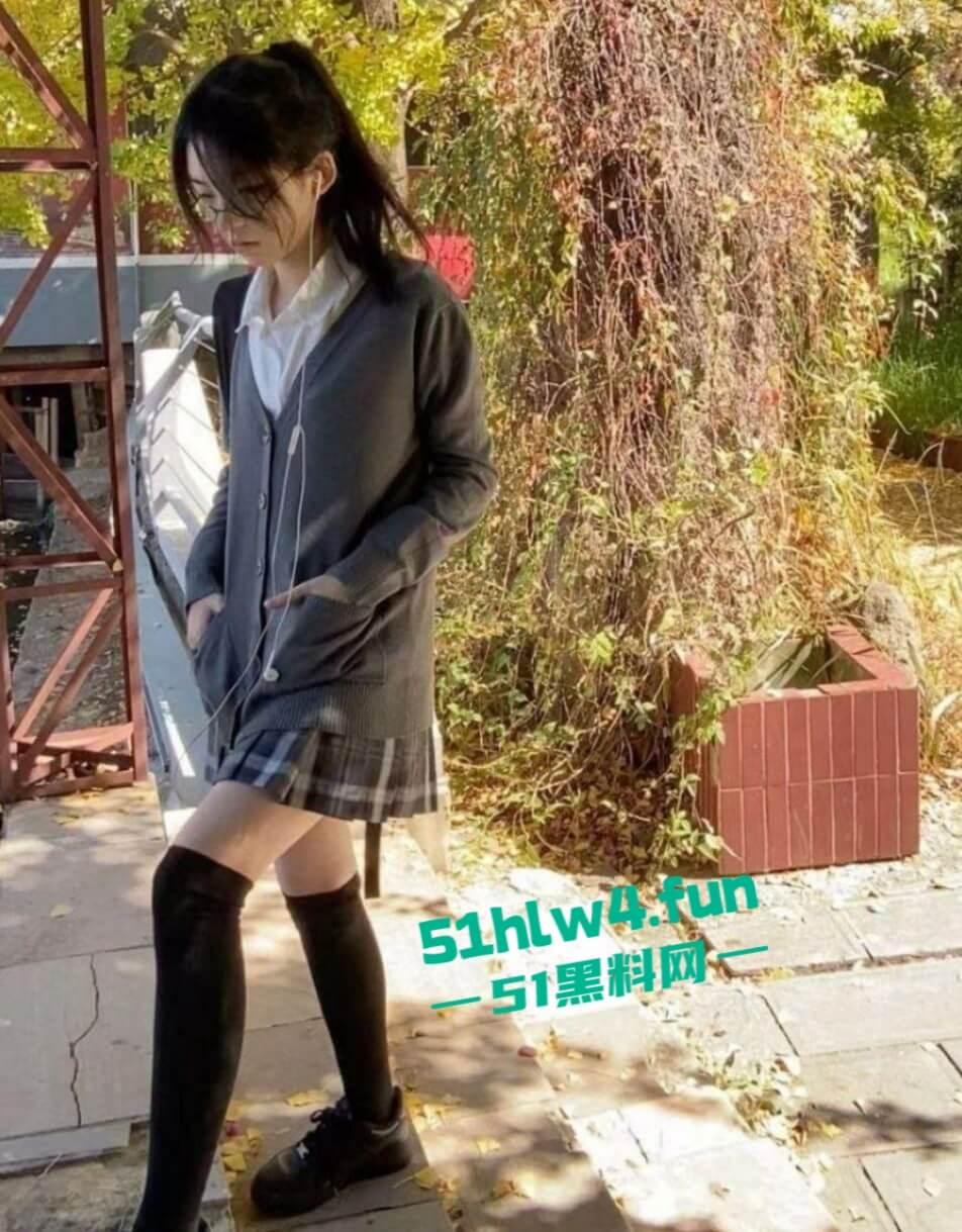 极品邻家学生嫩妹表面甜美乖乖女,私下却是渴望大屌的骚逼,穿白色丝袜足交勾引激情啪啪。-3