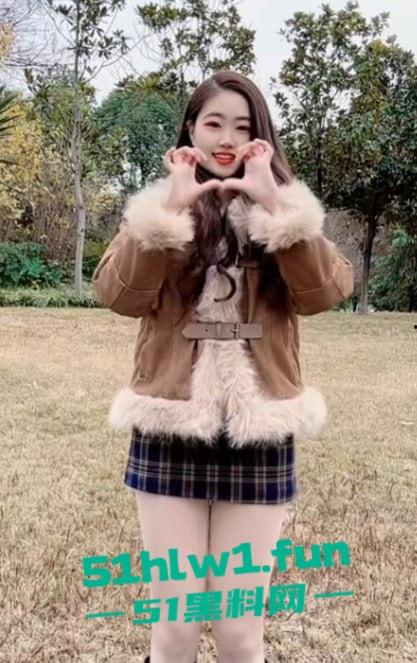 抖音小网红【屿菲】给榜一大哥定制骚视频,脱衣自慰又扭又叫,扭腰抠逼直冲镜头,骚鸡这回玩砸了!-7