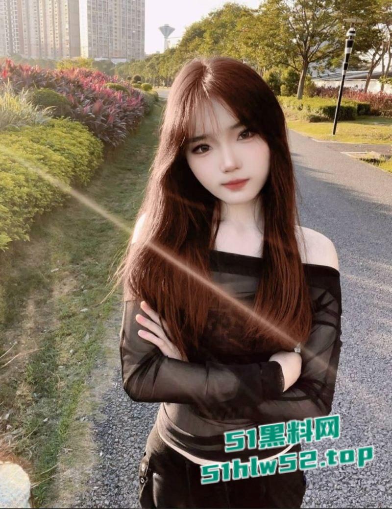 陌陌勾搭极品女神,酒店约炮吃鸡视频曝光,口交深喉技术娴熟媚眼含情勾魂十足!-1