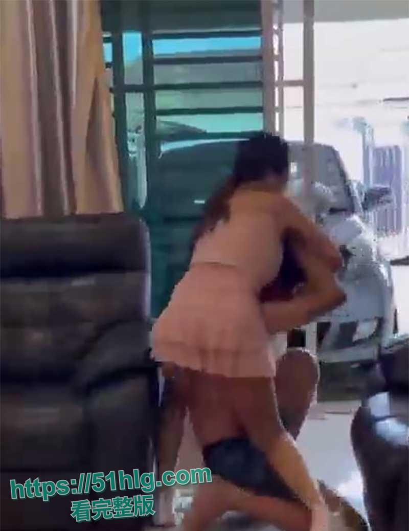 【广州】美艳人妻现场直播抓奸!小三家踢馆被情敌挑衅,骑脖暴揍出轨老公,原配这身材真赞-8