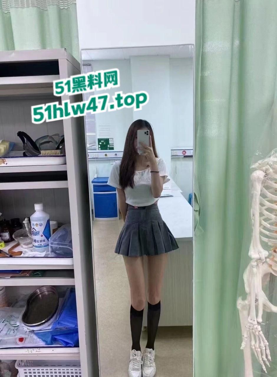 高颜值女大学生【薛翊宁】顶级身材反差女神,美腿修长诱人性爱图影泄密流出。-3