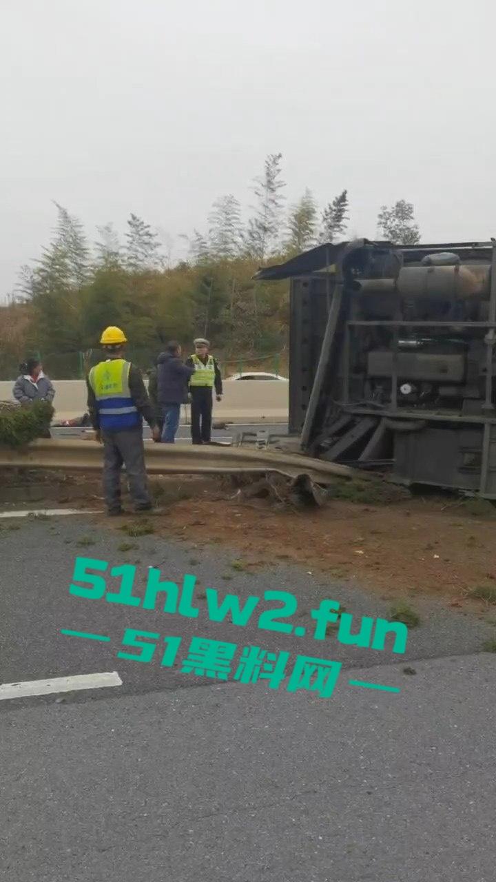 江西新余大巴司机神操作,低头摸东西,方向盘当摆设,乘客免费体验甩干模式,整车人陪他玩命!-4