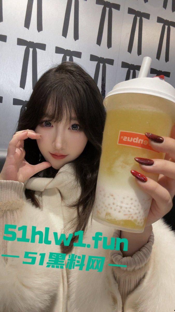 推特骚逼【酣睡小熊】凌晨被金主爸爸召唤上演制服秀,大半夜的街头玩露出,钱到位了金主一召唤美人即乖乖听命!-1