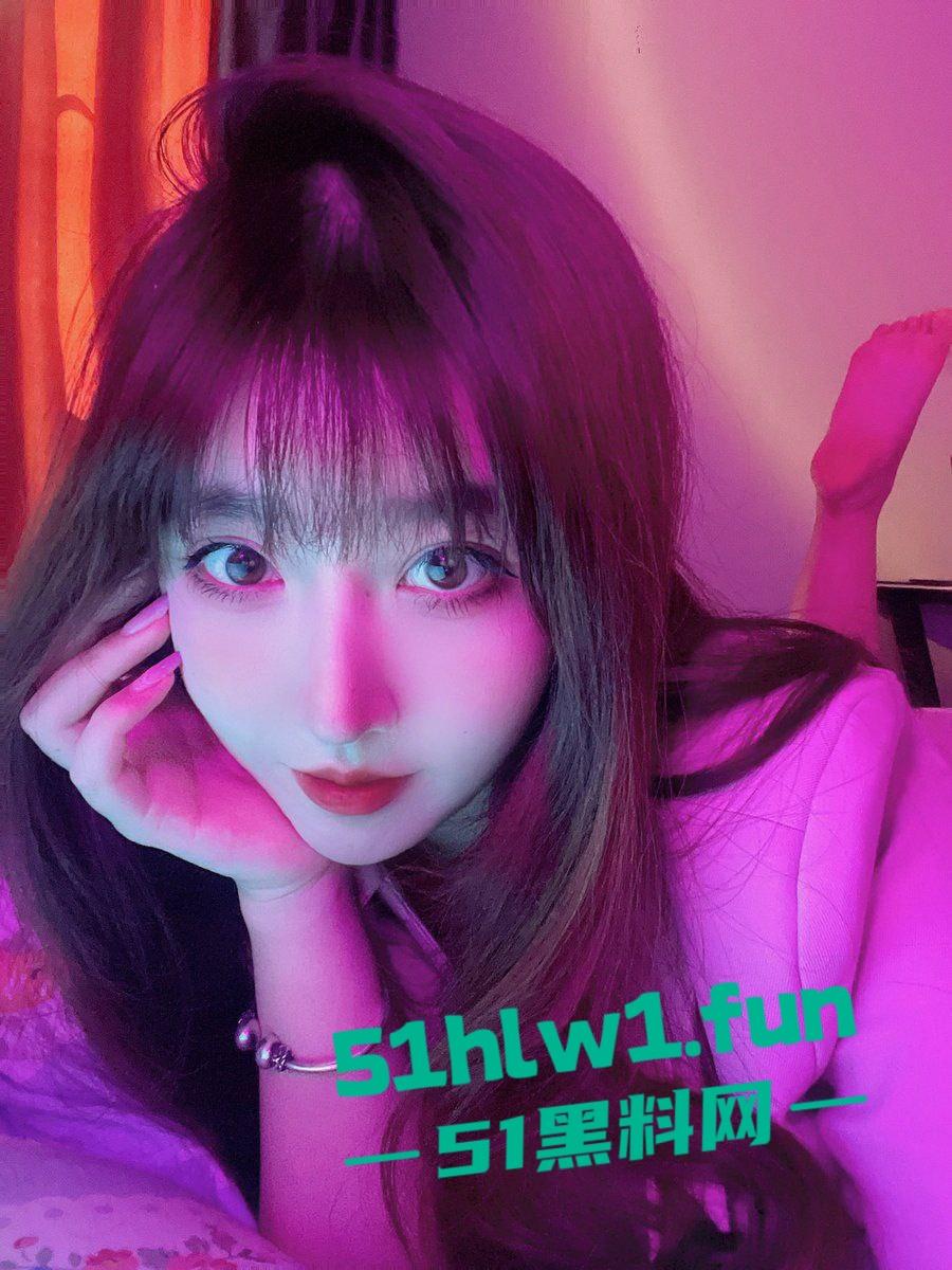 推特骚逼【酣睡小熊】凌晨被金主爸爸召唤上演制服秀,大半夜的街头玩露出,钱到位了金主一召唤美人即乖乖听命!-15