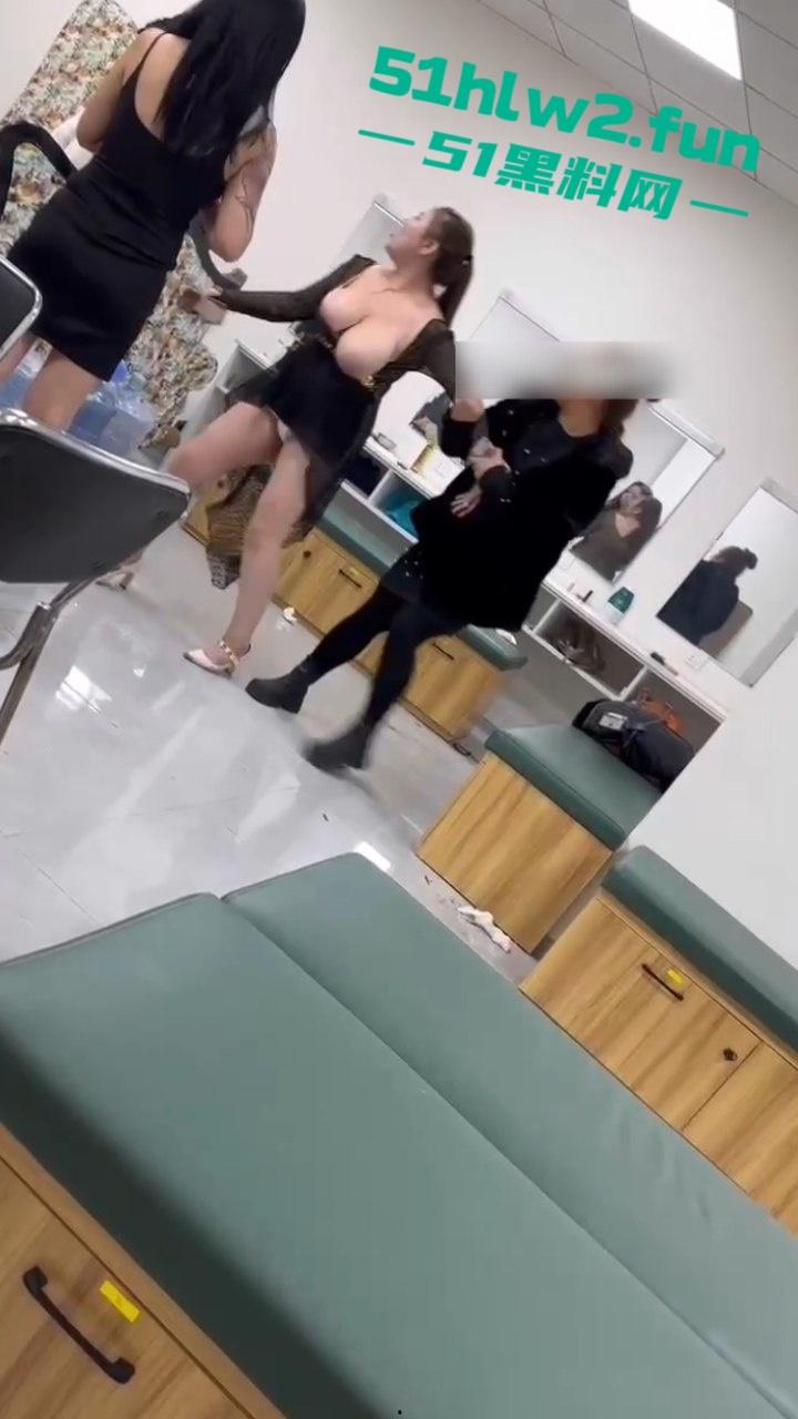 按摩会所女技师吵架,在候场房俩骚鸡对战露出大胸器那一刻,这姐妹就已经赢了这大奶子太顶了。-6