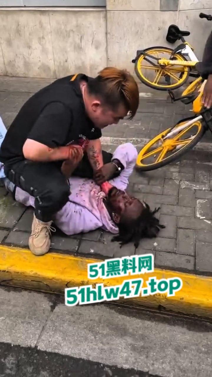广州黑人被精神小伙爆揍,网友恶嘲这是汉人殖民者,在广坎达街头殴打土著,原来广州早已被黑人占领了啊!-2