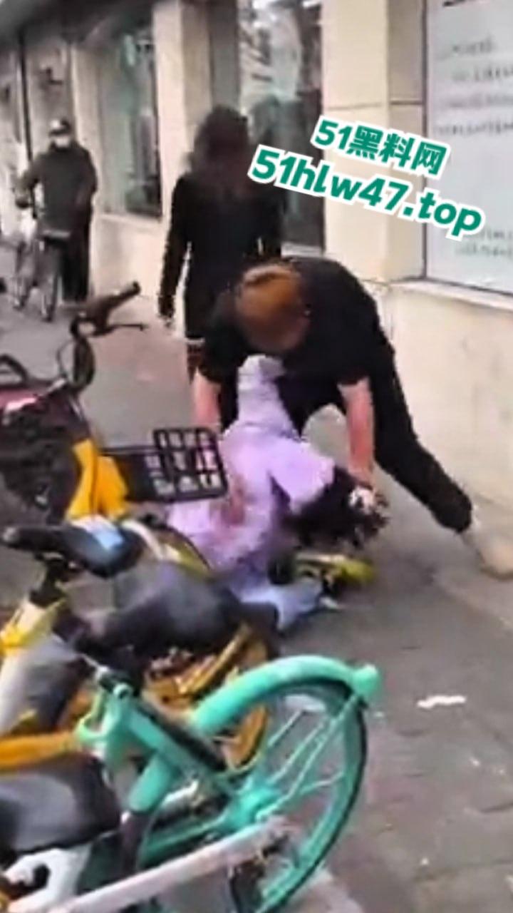 广州黑人被精神小伙爆揍,网友恶嘲这是汉人殖民者,在广坎达街头殴打土著,原来广州早已被黑人占领了啊!-6