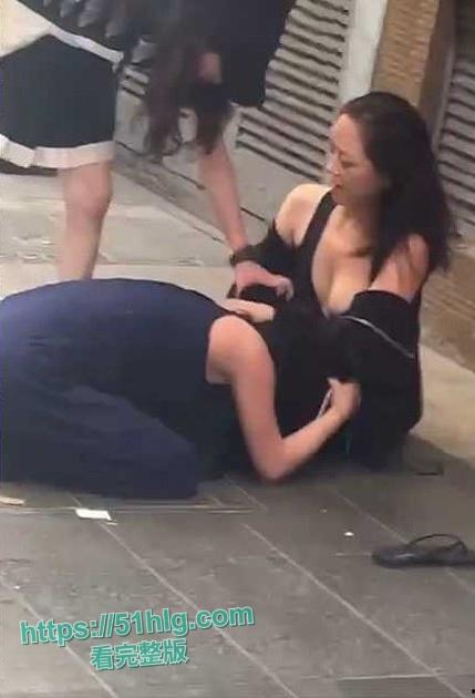 高颜值巨乳辣妹真空街斗!雪白的巨乳尽显无遗,香艳场景令人目眩神迷-2