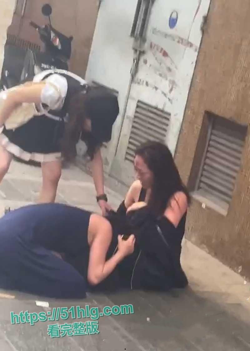 高颜值巨乳辣妹真空街斗!雪白的巨乳尽显无遗,香艳场景令人目眩神迷-4