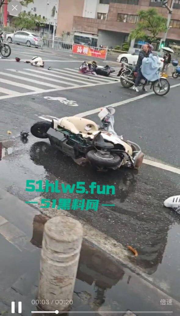 汕头金沙公园雨天路滑致小车失控撞飞数人,现场血腥场面惨不忍睹,永远不知道明天和意外谁先到来。-3
