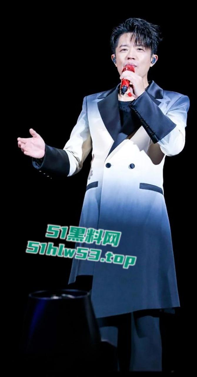 凤凰传奇男歌手【曾毅】性爱姿势手表登热搜,自曝曾殴打女工作人员,把人当猴耍,全网热搜点燃舆论火焰!-2