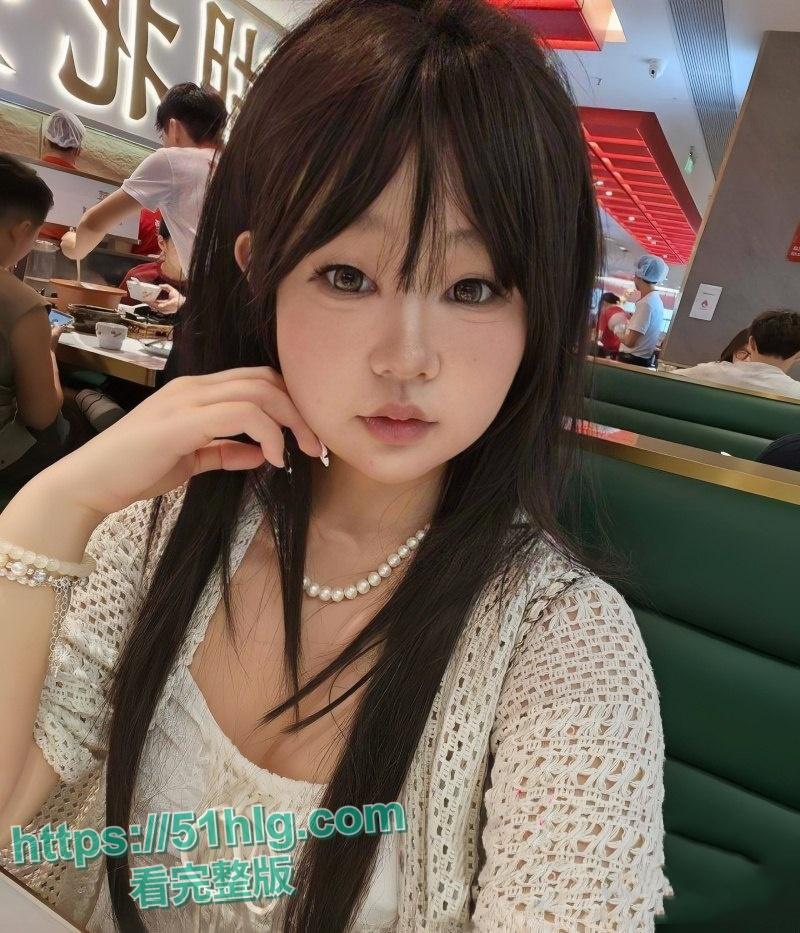 狂野派对!骚女【李若曦】与闺蜜化身性感欲女,遭精神小伙前后夹击,现场呻吟此起彼伏,淫荡不堪-1