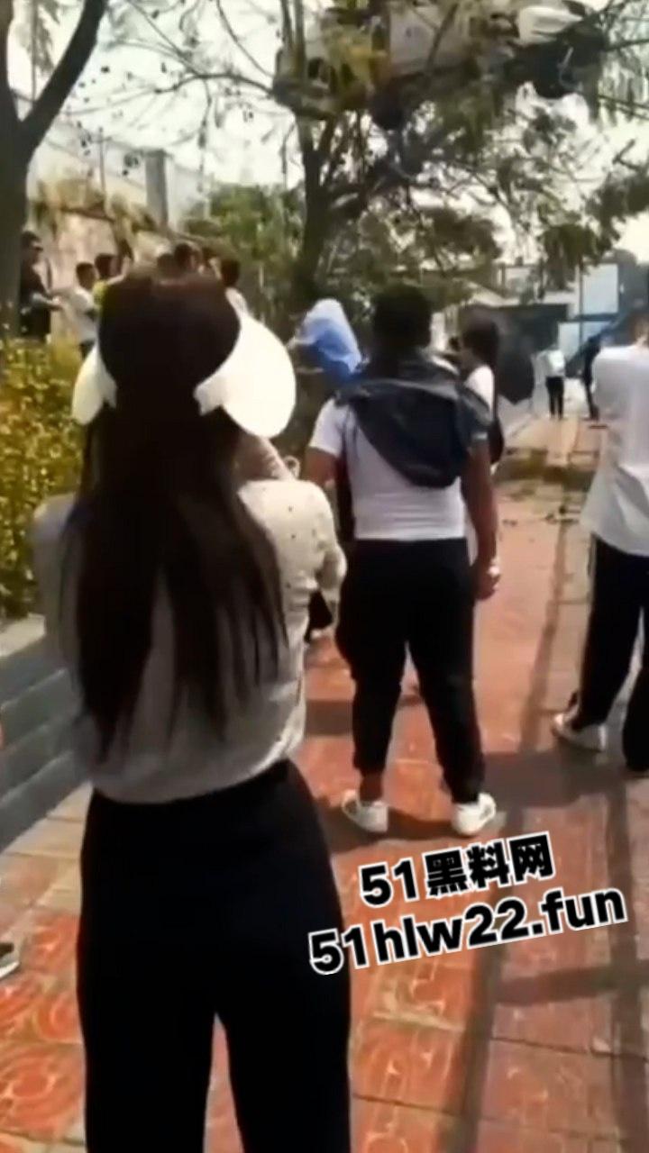 小刀拉屁股开了眼了,宜宾长宁驾校一教练教女学员开车一脚开飞直接上树,这车技也是没谁了!-6