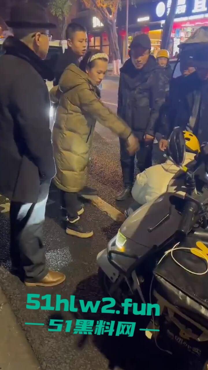 四川乐山奇葩男女,开个破吉利撞到外卖员下车辱骂对方,称自己是有钱人这逼装的能给满分。-2