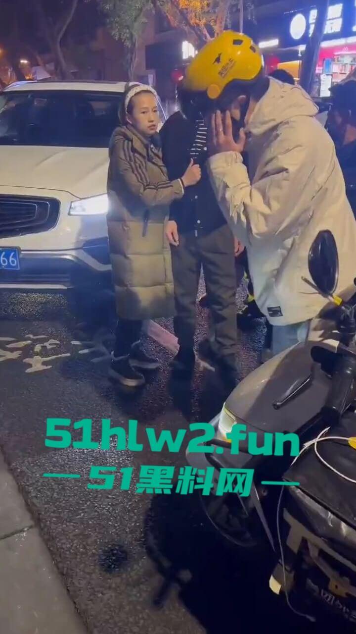 四川乐山奇葩男女,开个破吉利撞到外卖员下车辱骂对方,称自己是有钱人这逼装的能给满分。-6