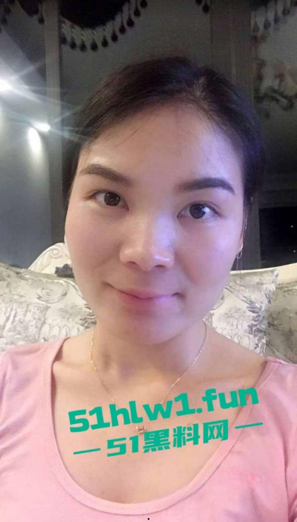 重庆反差熟女人妻【李沐嵘】与炮友的大量裸照流出,平日里贤妻良母私底下非常淫荡。-12