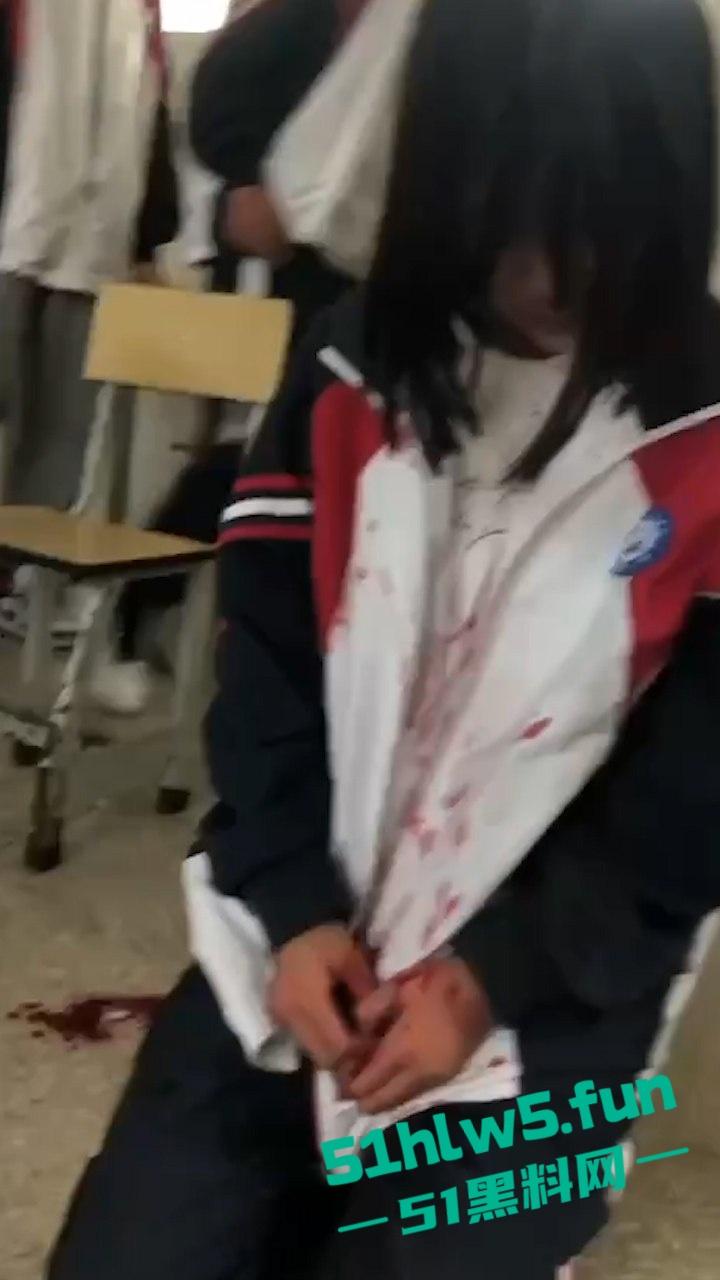 广西南宁又现渣女校园覇凌,木棍打头致出血场面暴力令人发指,现场霸凌视频曝光。-4