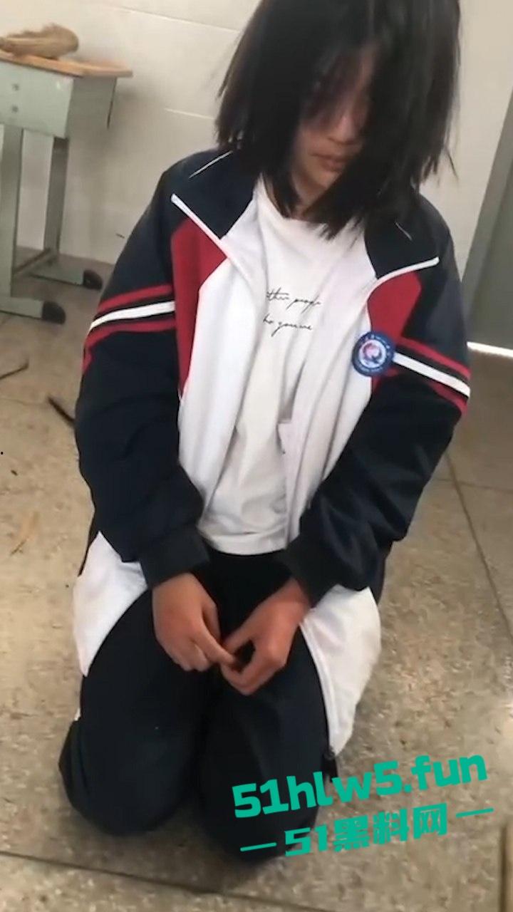 广西南宁又现渣女校园覇凌,木棍打头致出血场面暴力令人发指,现场霸凌视频曝光。-5