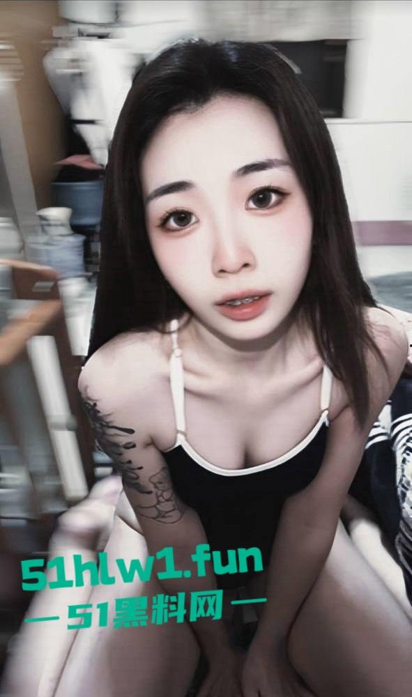 约炮大神投稿自己21岁极品纹身母狗【卢欣柔】年纪轻轻会的不少,各种姿势任猛男持续输出-17