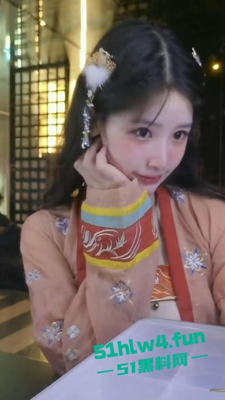 推特【橙子喵酱】竟然在抖音开播,上岸了还是借此收割大哥呢,来回忆一下女神的白虎嫩穴吧。-2