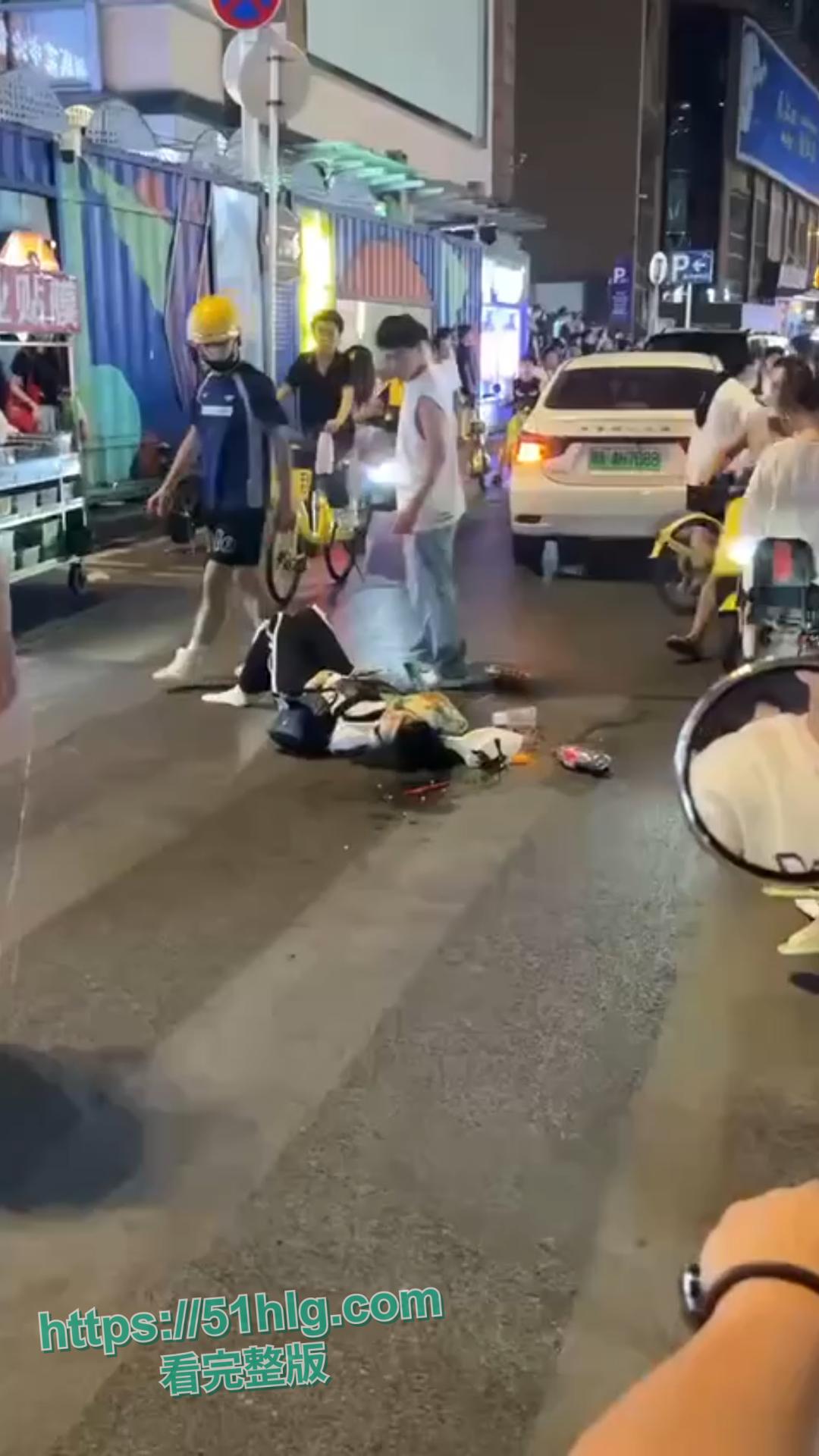 惨烈至极!【武汉】江汉路惊现极速车祸,连撞十余人 车底竟压着两人,堪称现实版“死神来了”-1