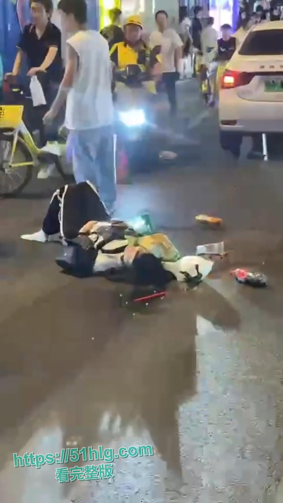 惨烈至极!【武汉】江汉路惊现极速车祸,连撞十余人 车底竟压着两人,堪称现实版“死神来了”-2