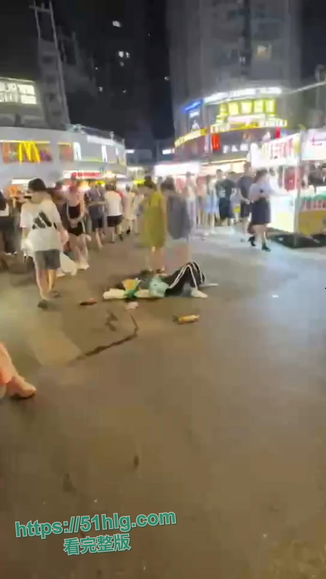 惨烈至极!【武汉】江汉路惊现极速车祸,连撞十余人 车底竟压着两人,堪称现实版“死神来了”-3