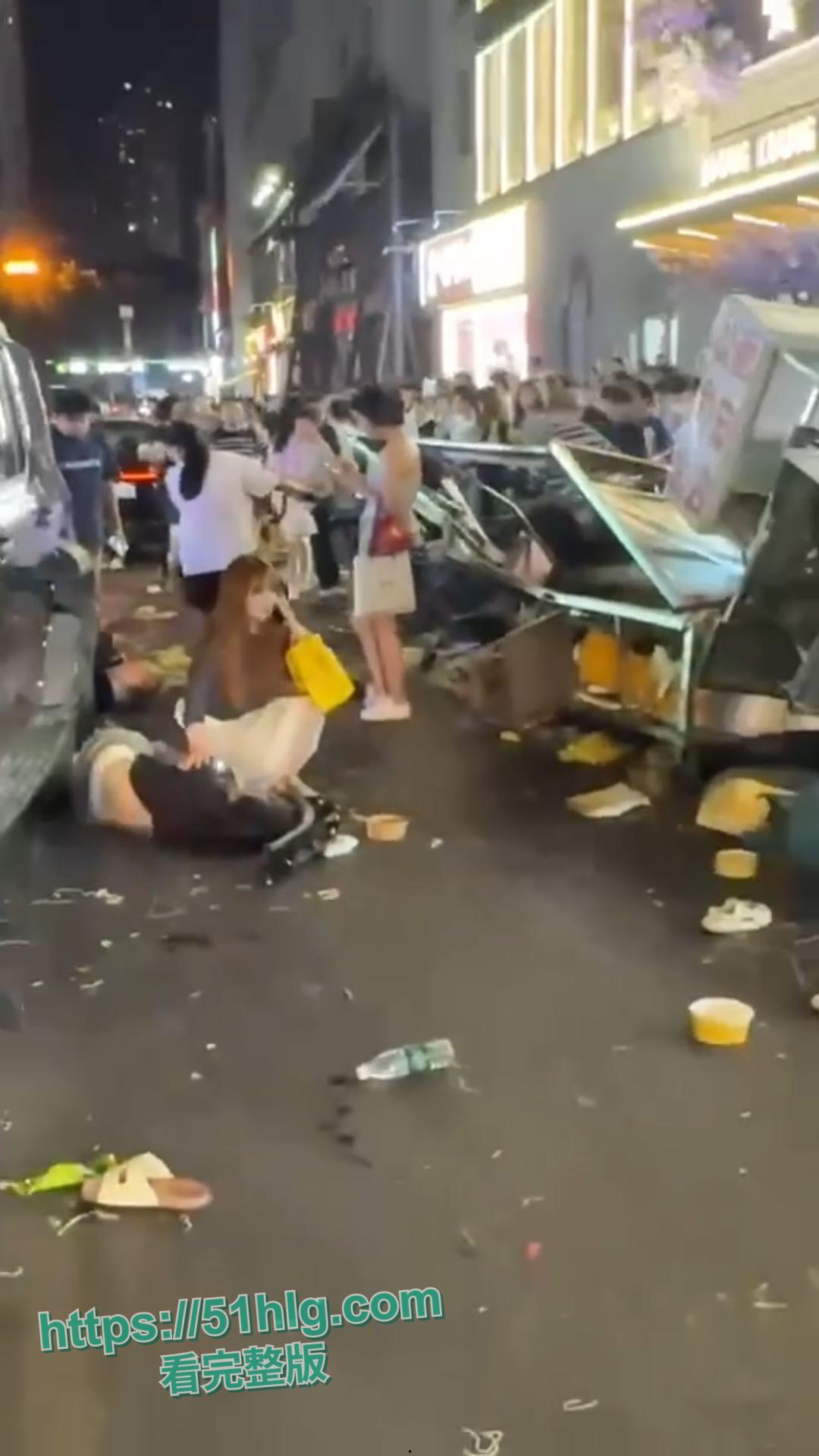 惨烈至极!【武汉】江汉路惊现极速车祸,连撞十余人 车底竟压着两人,堪称现实版“死神来了”-4