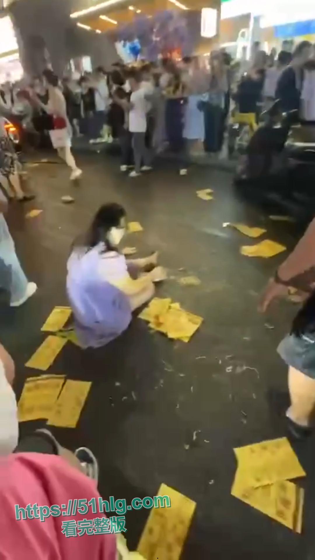 惨烈至极!【武汉】江汉路惊现极速车祸,连撞十余人 车底竟压着两人,堪称现实版“死神来了”-5