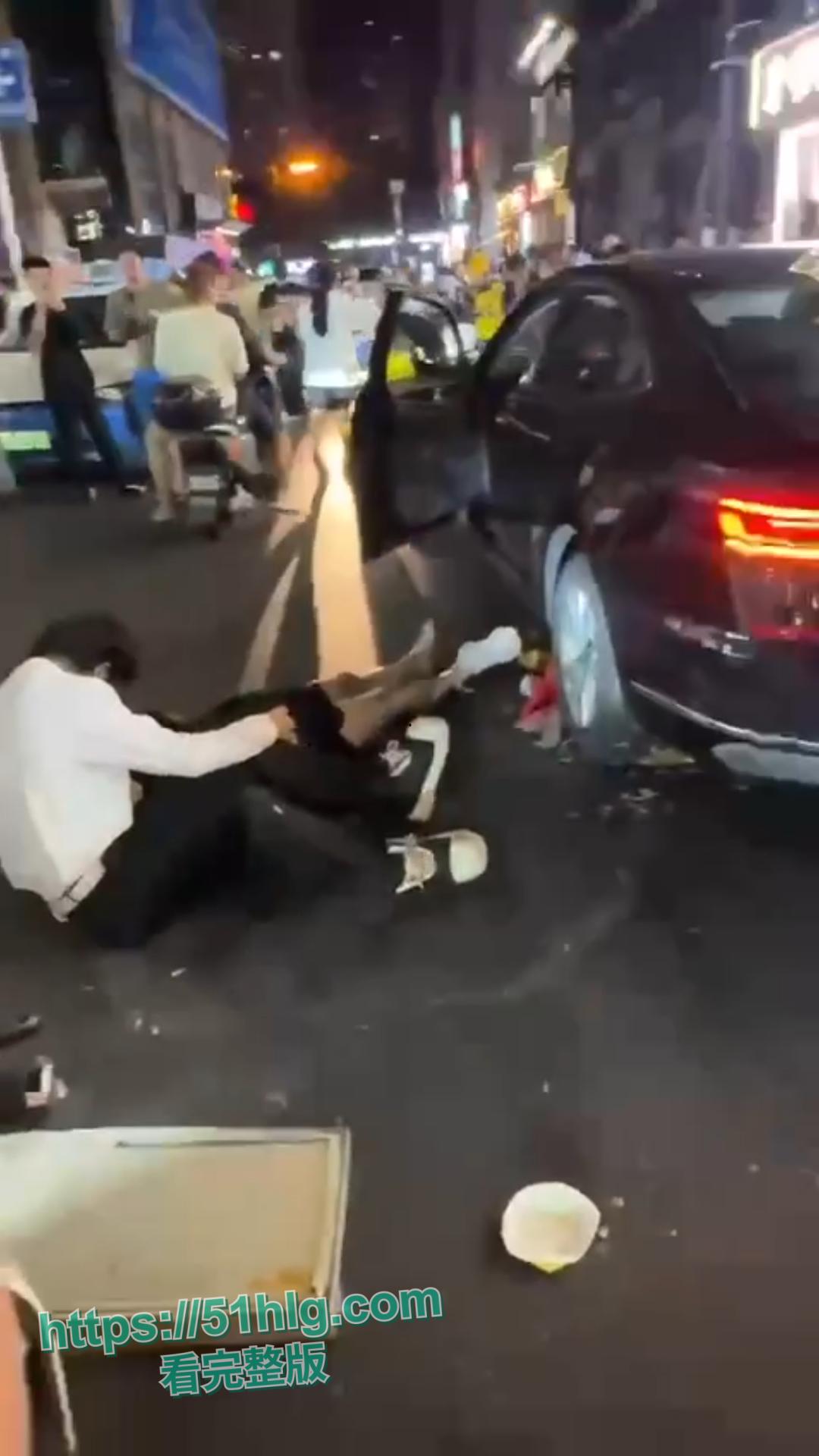 惨烈至极!【武汉】江汉路惊现极速车祸,连撞十余人 车底竟压着两人,堪称现实版“死神来了”-6