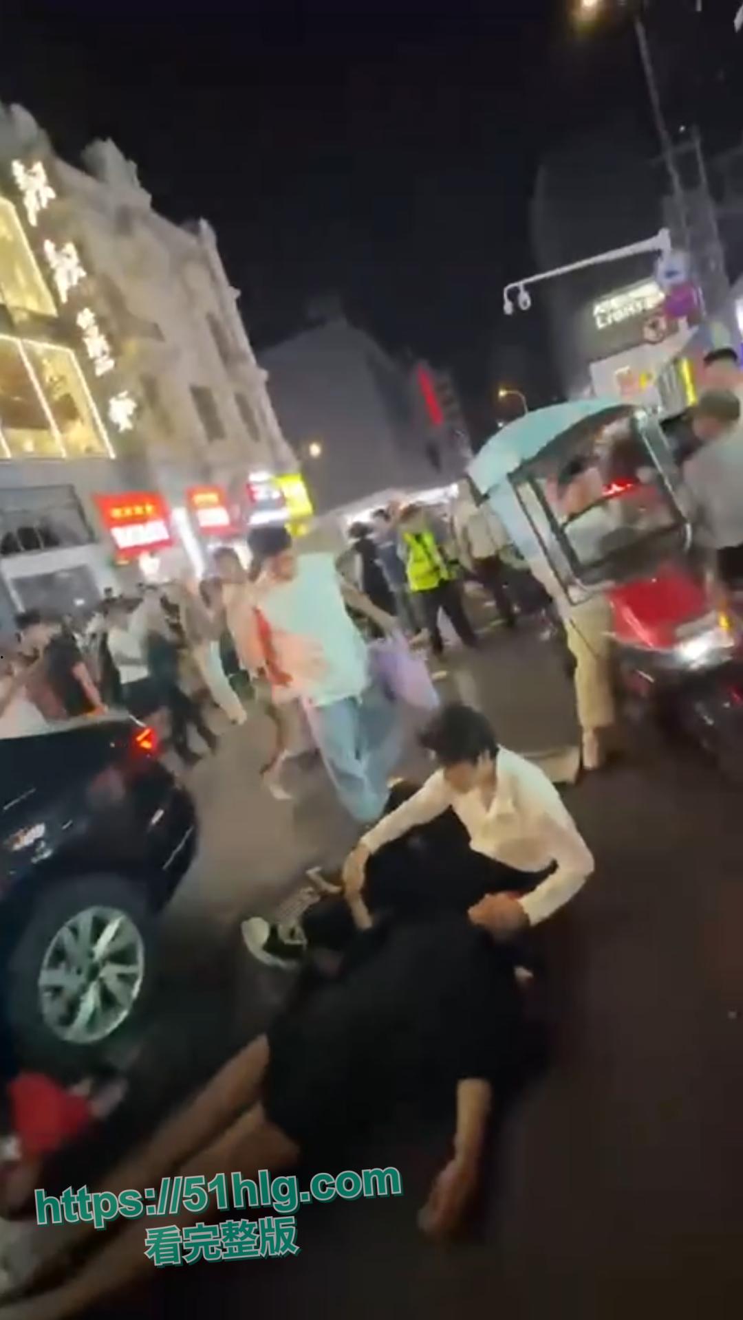 惨烈至极!【武汉】江汉路惊现极速车祸,连撞十余人 车底竟压着两人,堪称现实版“死神来了”-7