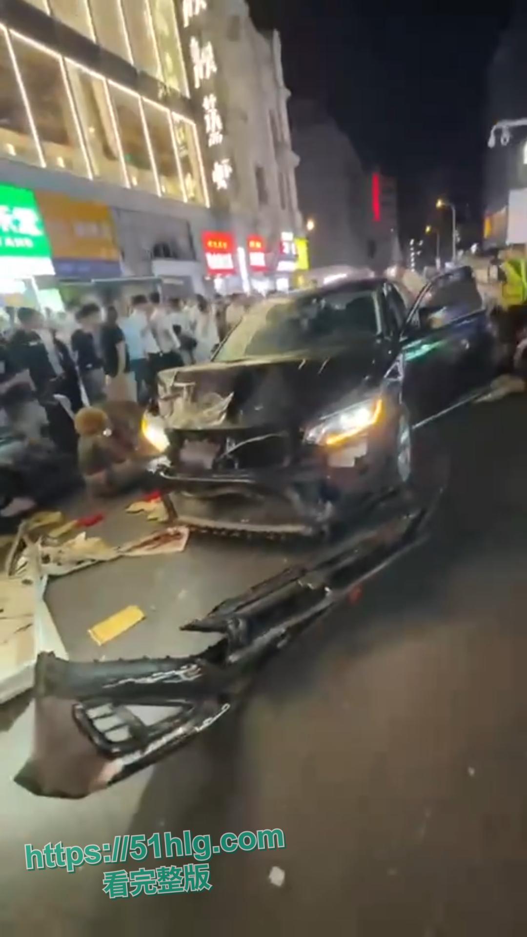 惨烈至极!【武汉】江汉路惊现极速车祸,连撞十余人 车底竟压着两人,堪称现实版“死神来了”-8