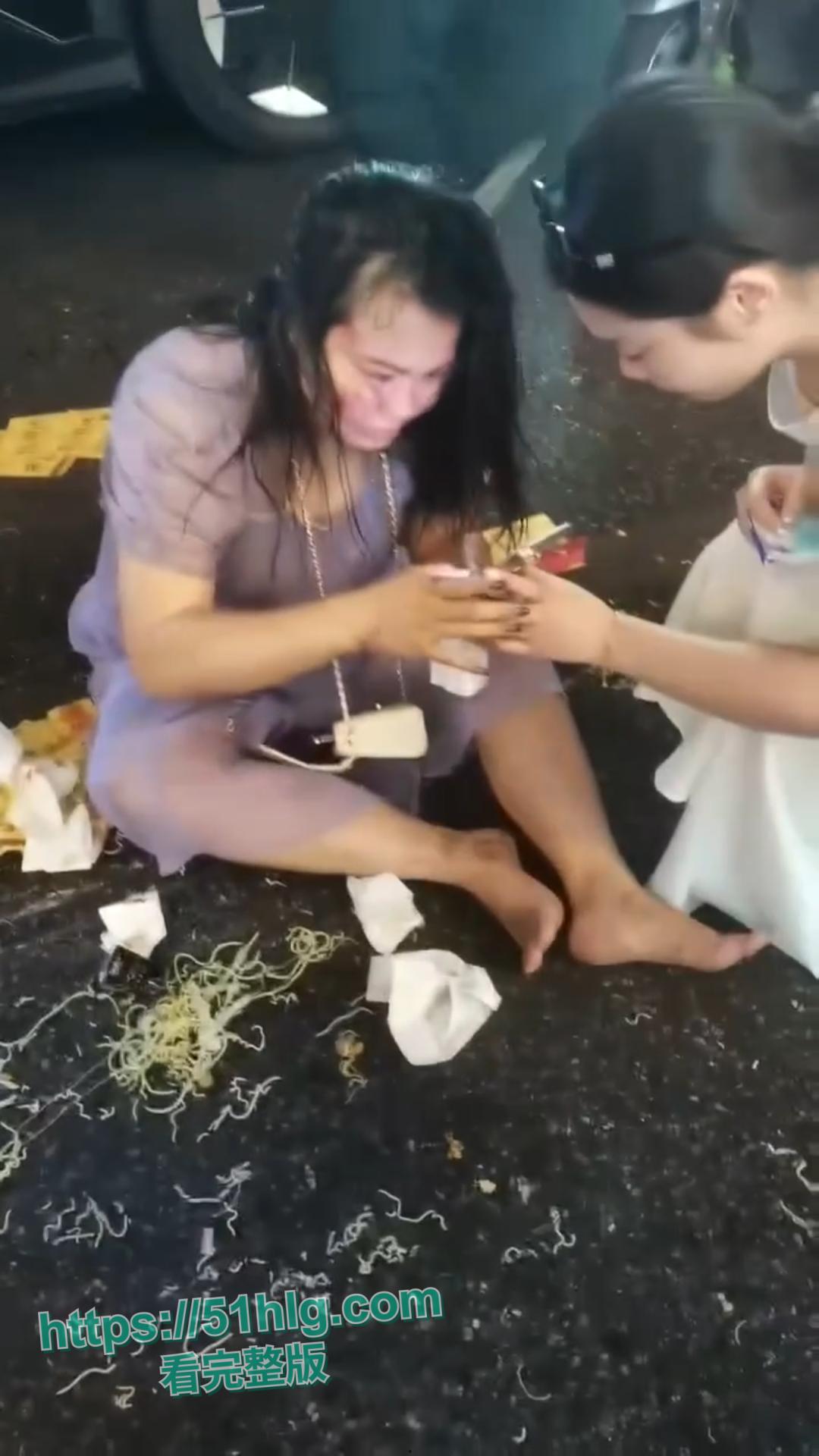 惨烈至极!【武汉】江汉路惊现极速车祸,连撞十余人 车底竟压着两人,堪称现实版“死神来了”-9