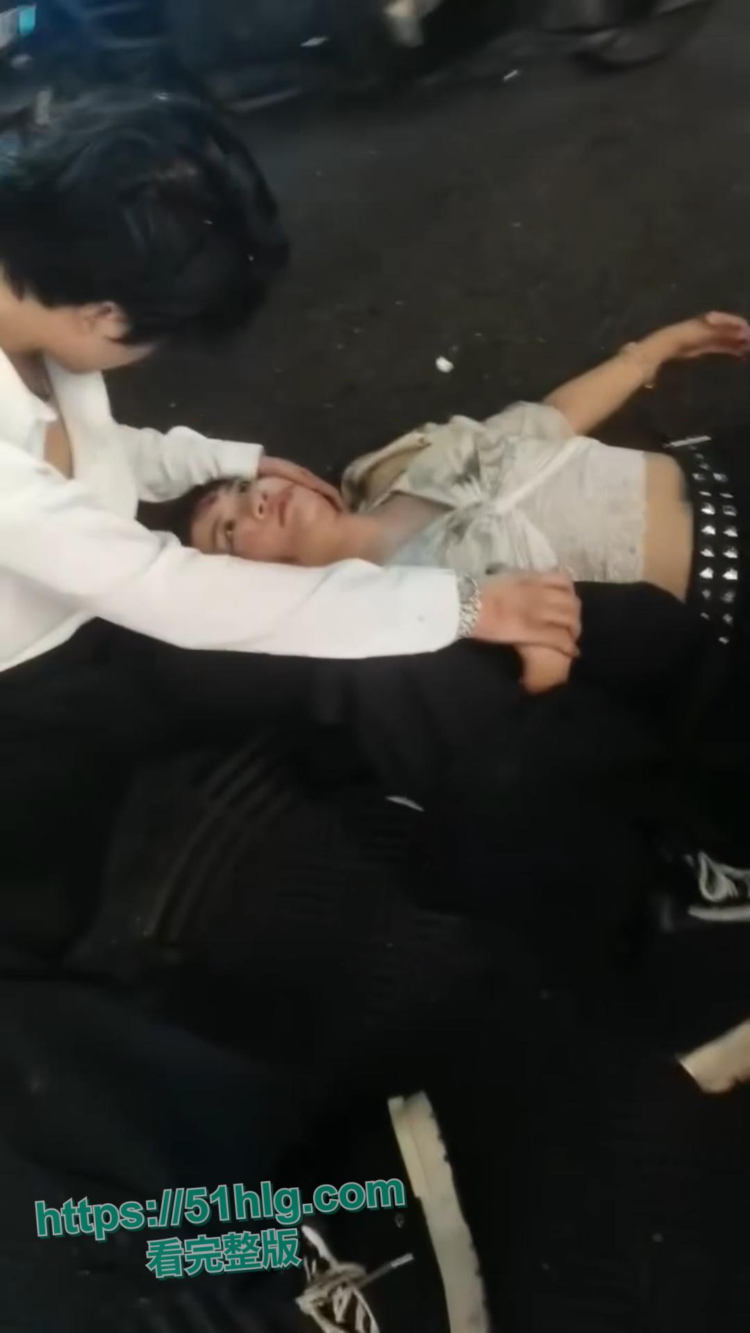 惨烈至极!【武汉】江汉路惊现极速车祸,连撞十余人 车底竟压着两人,堪称现实版“死神来了”-10