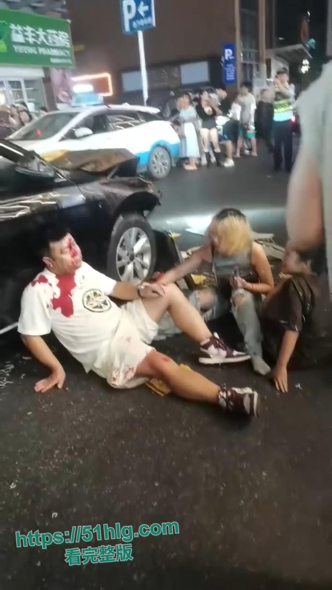 惨烈至极!【武汉】江汉路惊现极速车祸,连撞十余人 车底竟压着两人,堪称现实版“死神来了”-11