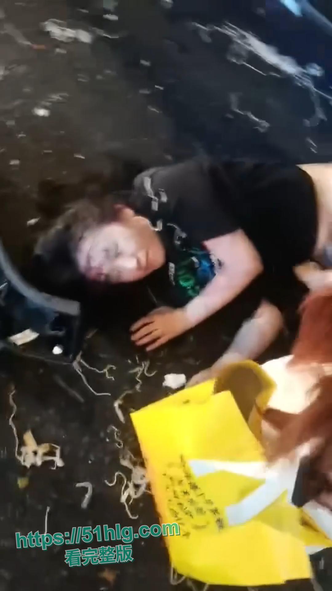 惨烈至极!【武汉】江汉路惊现极速车祸,连撞十余人 车底竟压着两人,堪称现实版“死神来了”-12