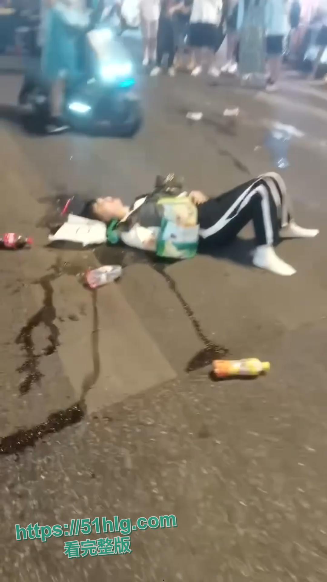 惨烈至极!【武汉】江汉路惊现极速车祸,连撞十余人 车底竟压着两人,堪称现实版“死神来了”-13