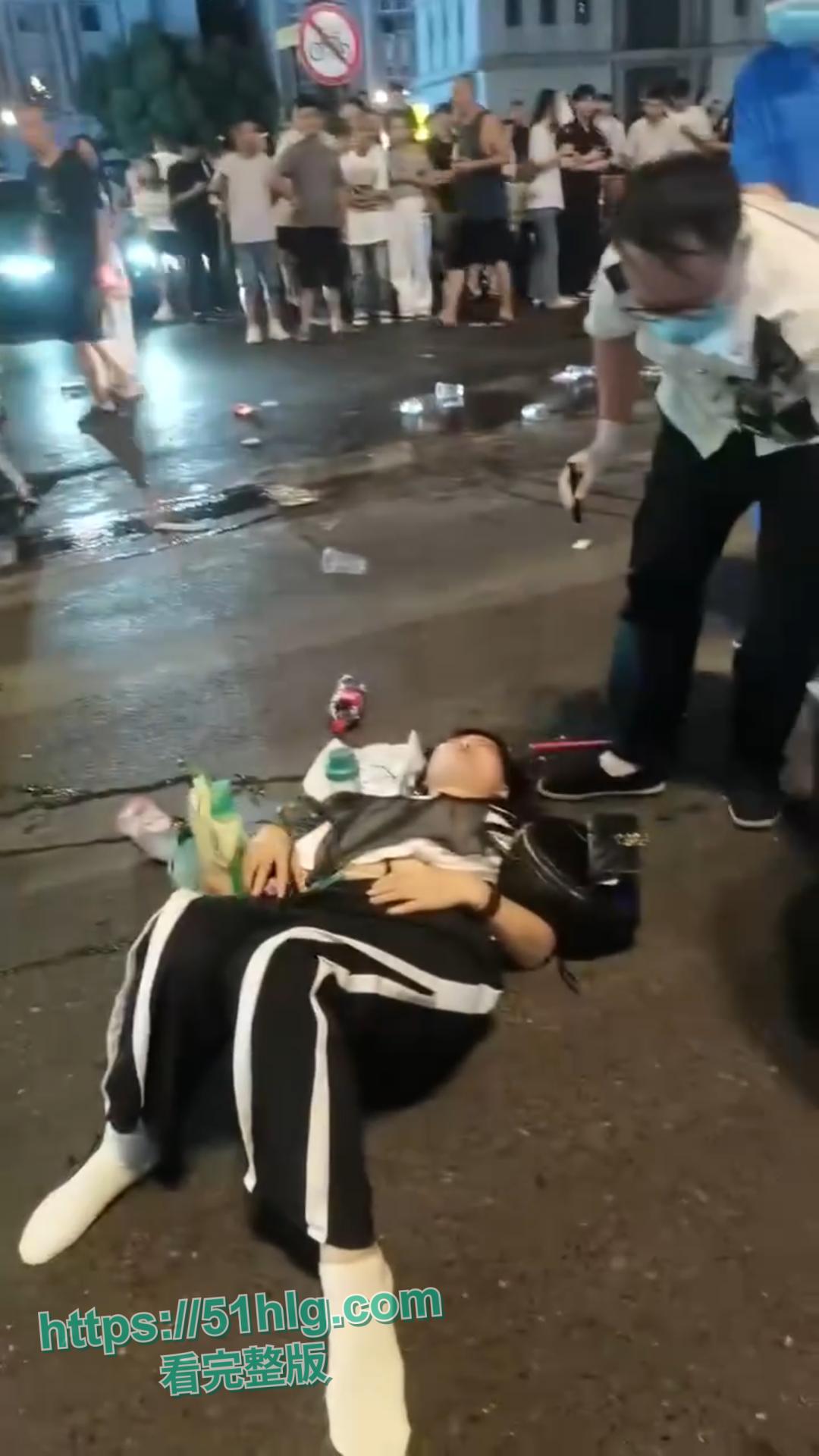 惨烈至极!【武汉】江汉路惊现极速车祸,连撞十余人 车底竟压着两人,堪称现实版“死神来了”-14