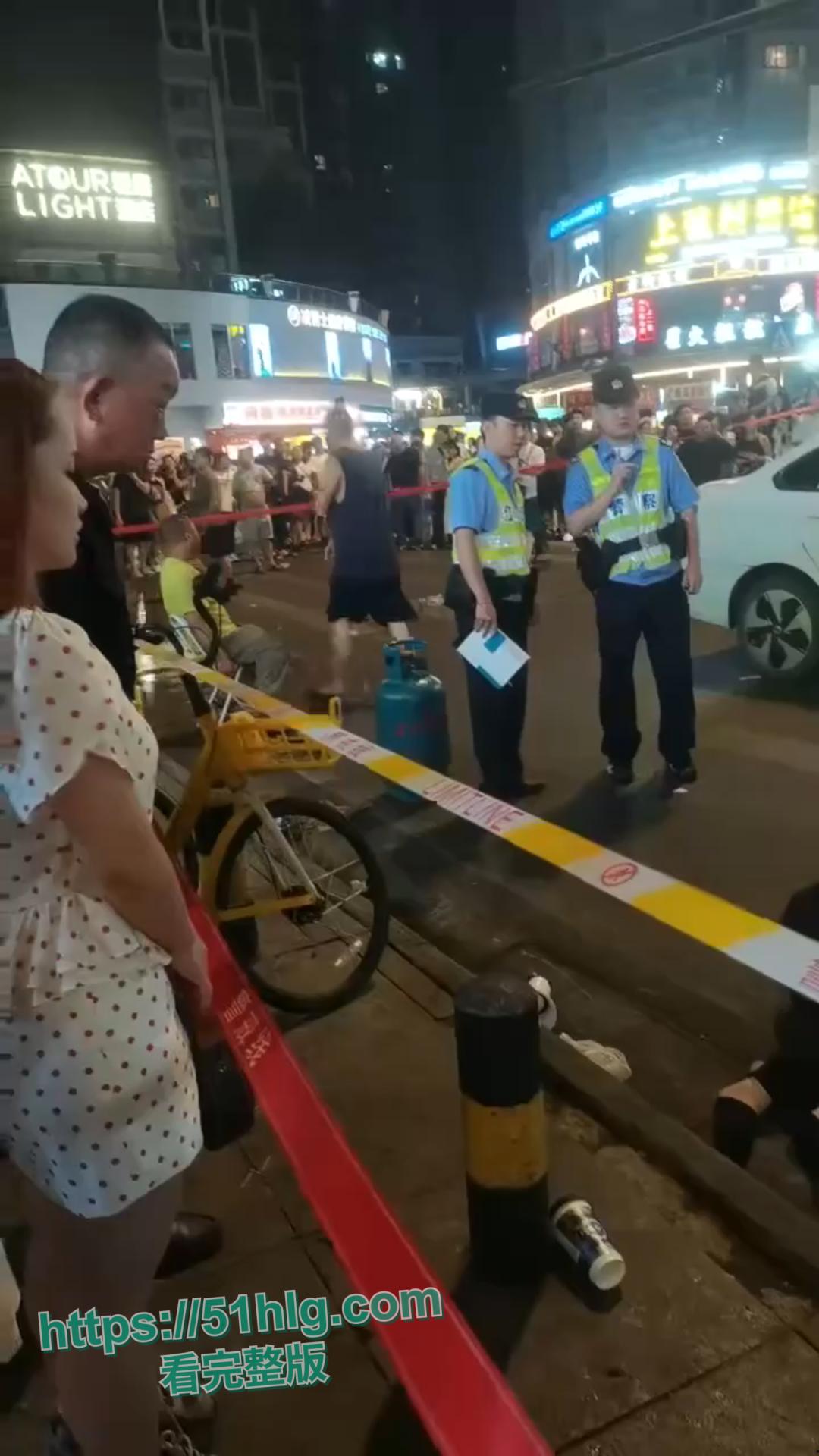 惨烈至极!【武汉】江汉路惊现极速车祸,连撞十余人 车底竟压着两人,堪称现实版“死神来了”-15