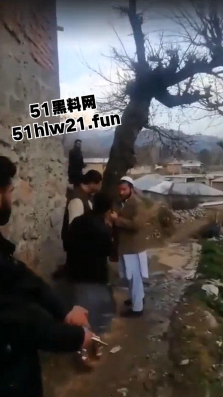 巴基斯坦爆头事件,村民体验刚到的手枪结果遭猪队友走火爆头,男子当场去世。-2