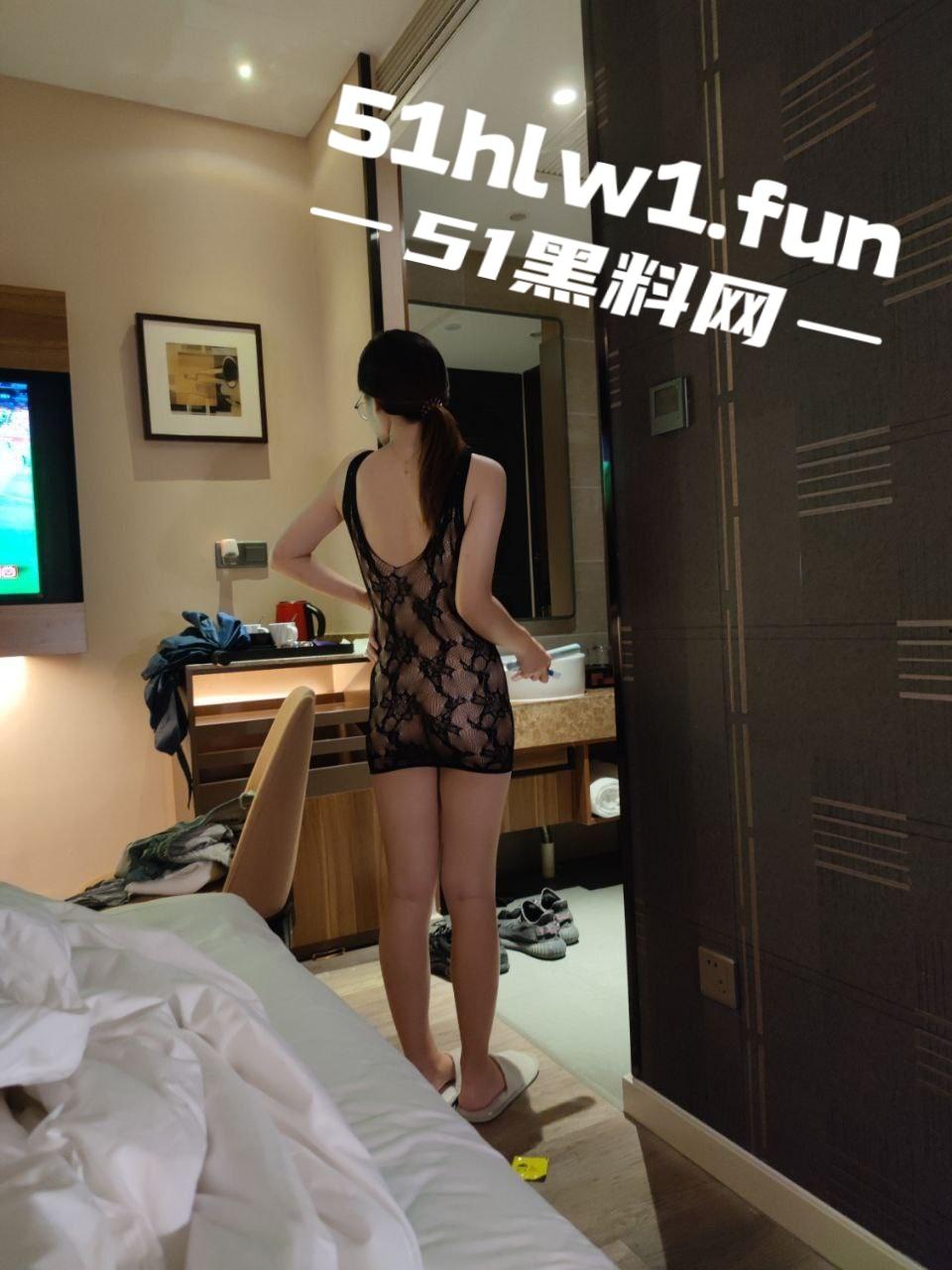 网友投稿高颜值反差眼镜妹，戴眼镜是御姐，穿黑丝成少妇，做爱表情直接封神！-4