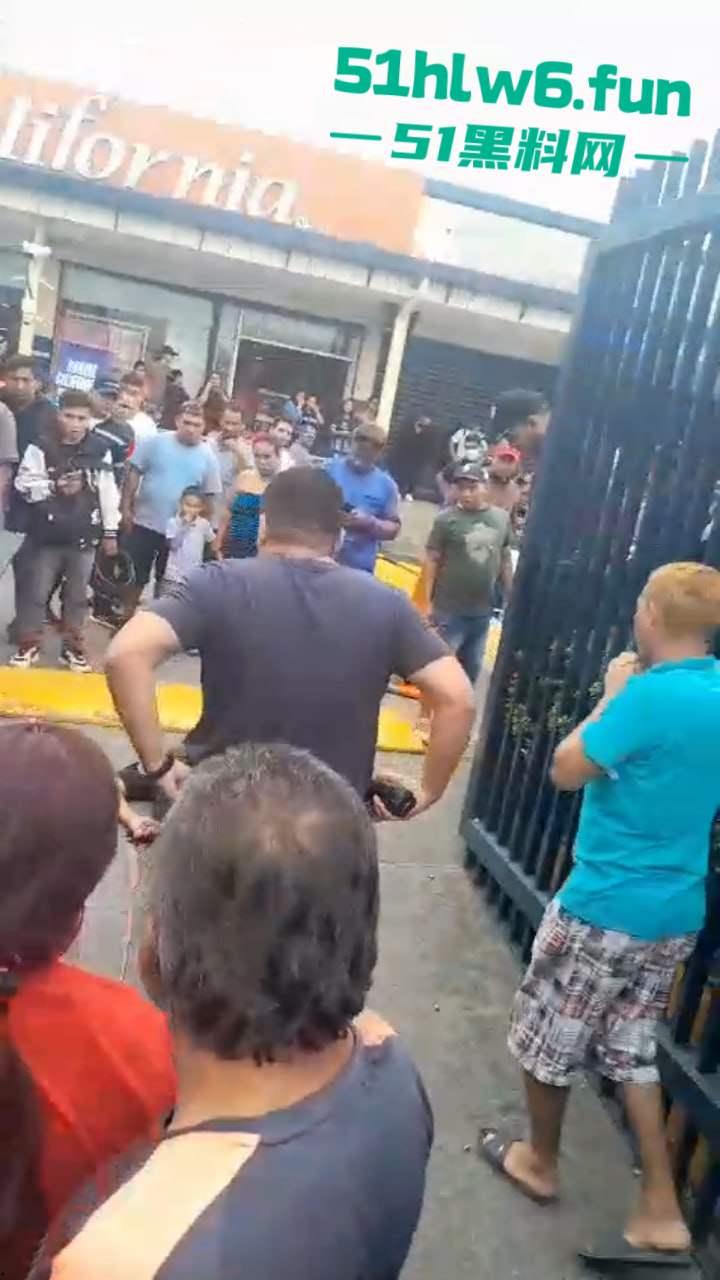 厄瓜多尔突发杀人事件,男子在街边接打电话被枪手近距离开枪射杀,疑似打击报复身中数枪当场死亡 。-4